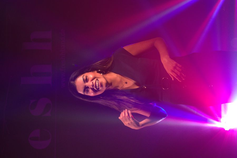 Anna, Gesang bei Freshh