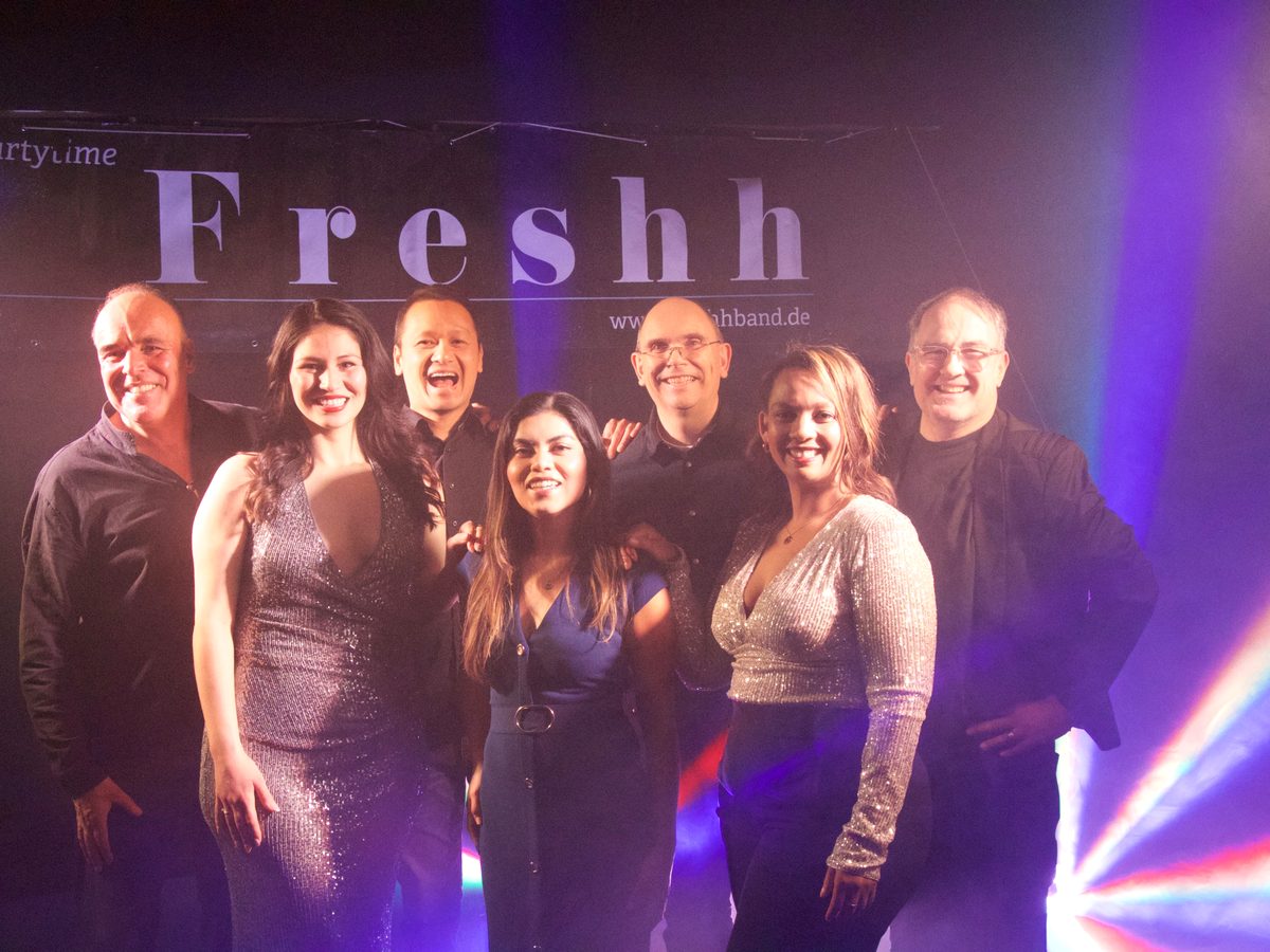Freshh live in blauem Bühnenlicht, Beispiel für den Anlass Firmenfeier