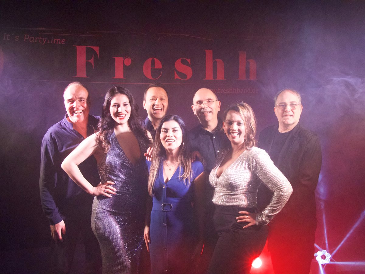 Freshh live in rotem Bühnenlicht, Beispiel für den Anlass Silvester